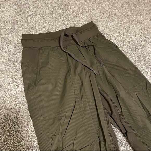 Lululemon Cropped Studio Pants Size 2 - Picture 3 of 8